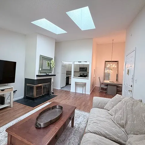 2 bed, 1180 sqft, $2,600 — Photo 2