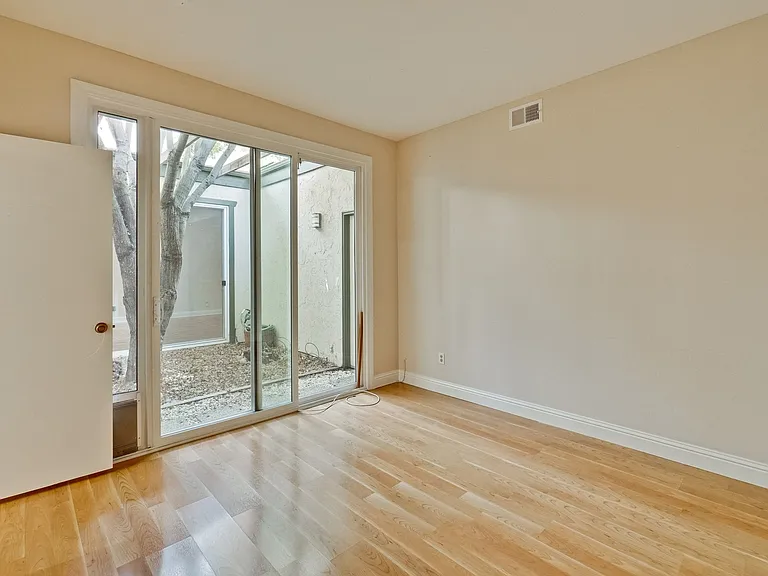 4271 Ponce Dr — Photo 25