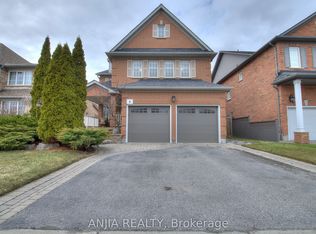 8 Twin Streams Rd, Whitby, ON L1P1P1