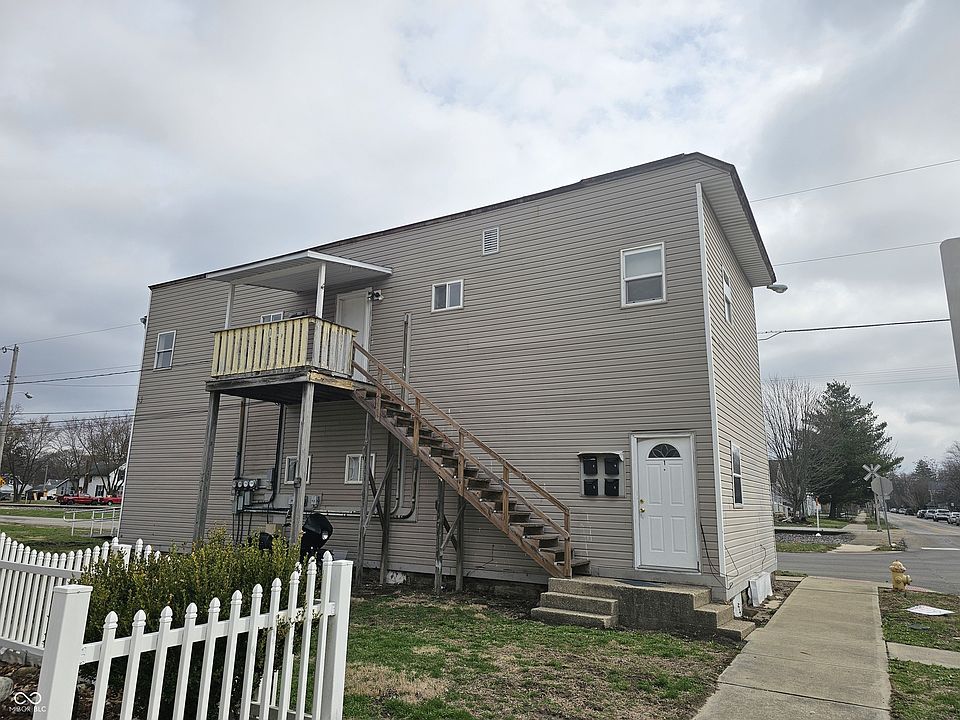 1st image of 702 W 5th St