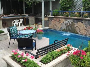 10203 Sager Ave, Fairfax, VA 22030