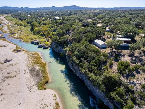 102 LAKESHORE CIR, Bandera, TX 78003