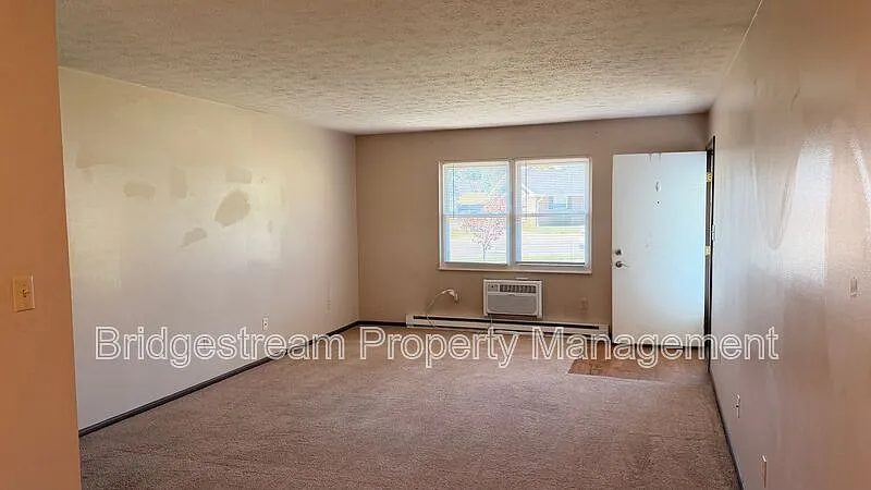 2 bed, 1.0 bath, 747 sqft, $1,095 — Photo 2