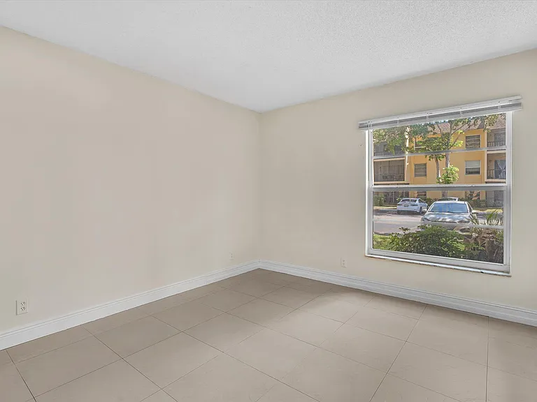 470 NW 20th St — Photo 15