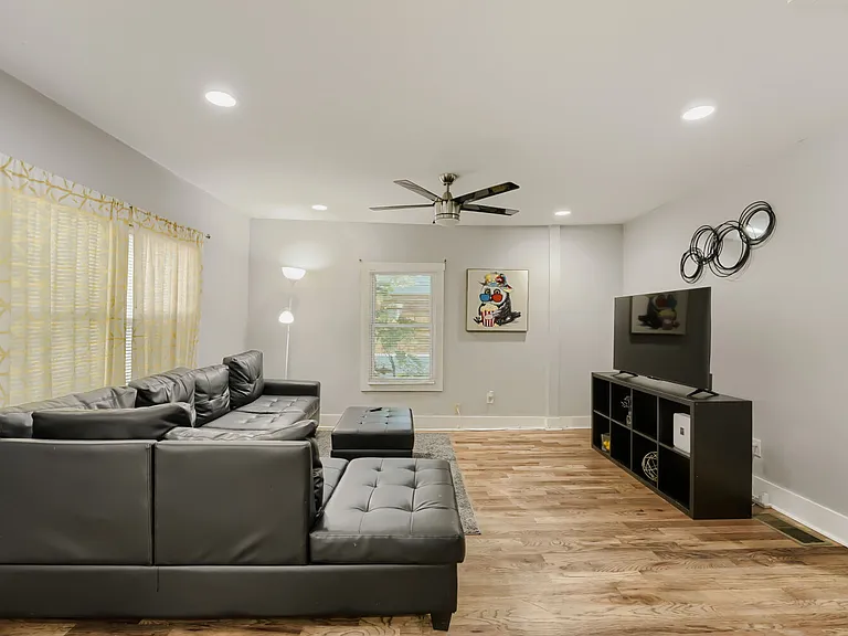 1089 McDaniel St SW — Photo 2