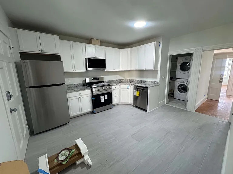 450 E 6th St #3 — Photo 11