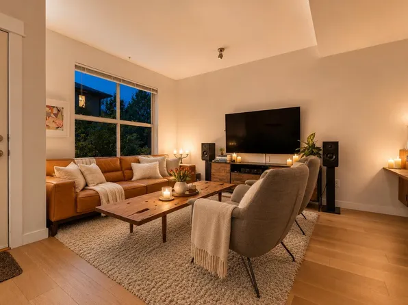 307 E 15th St #3, North Vancouver, BC V7L 2R6
