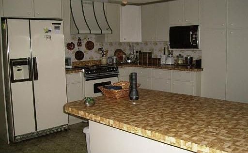kitchen with breakfast bar