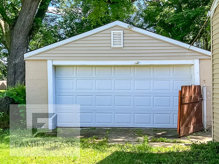 2985 E Division St — Photo 2