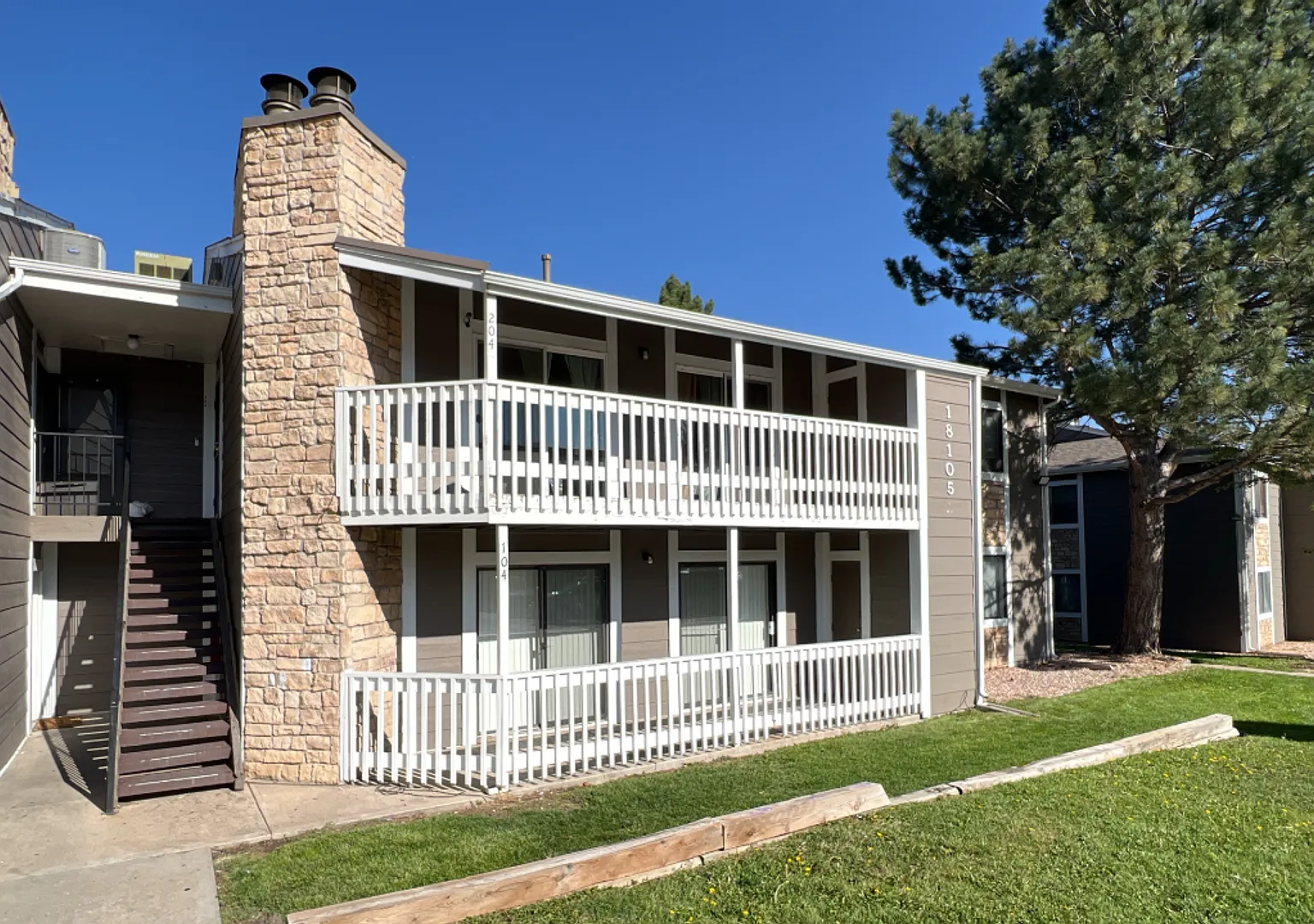 Spacious ground level 3 bedroom Condo in Robinwood! Available Now! — Photo 1