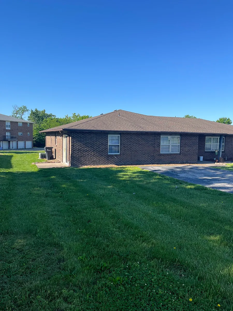 Front/side - 232 W Southampton Dr