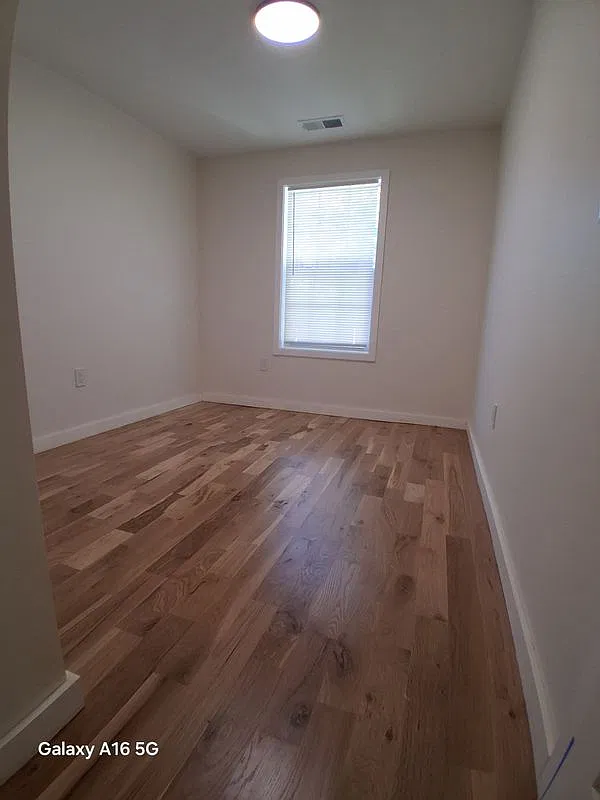 3 bed, 1.0 bath, 2200 sqft, $2,500 — Photo 3