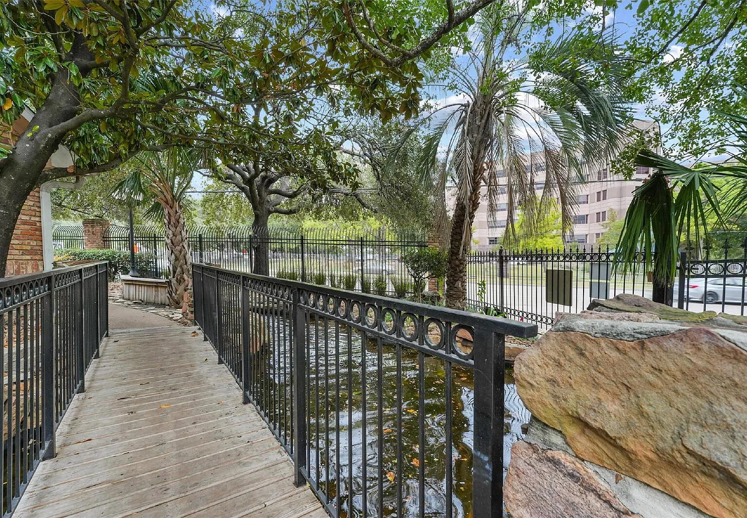 2 bed, 1.0 bath, 838 sqft, $1,050 — Photo 4