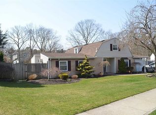 24 Baylor Dr, Farmingville, NY 11738