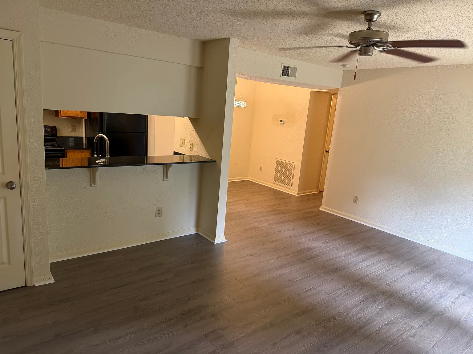 2 bed, 1000 sqft, $1,250 — Photo 4