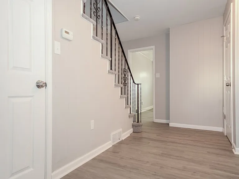 516892_029_hallway_13323245.jpg
