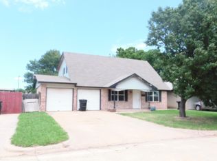 1061 NW 7th St, Moore, OK 73160