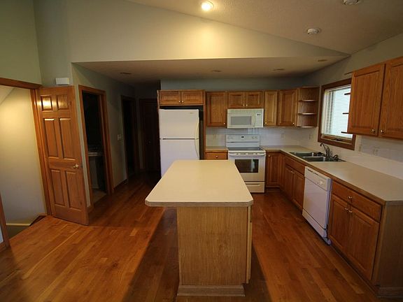 5th image of 469 Radcliff Dr