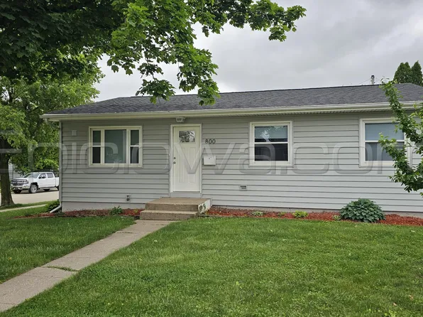 800 Cheyenne Rd NW, Cedar Rapids, IA 52405