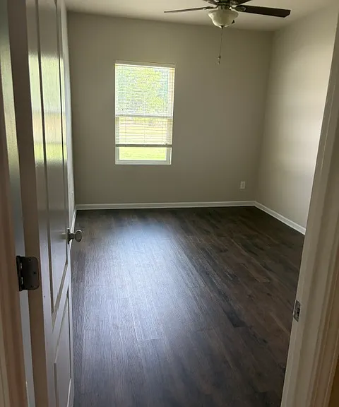 1008 Perennial Ln — Photo 3