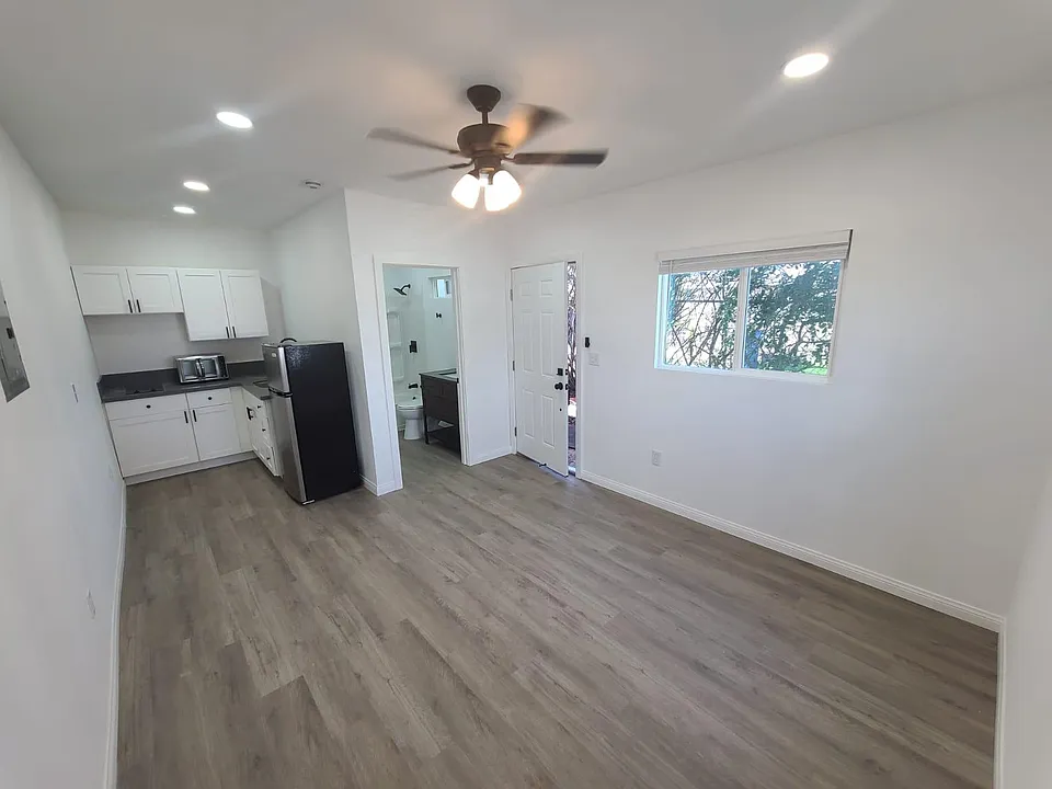 427 E Moss St #1