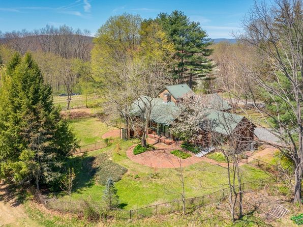 28 Brigham Ln, Amherst, MA 01002