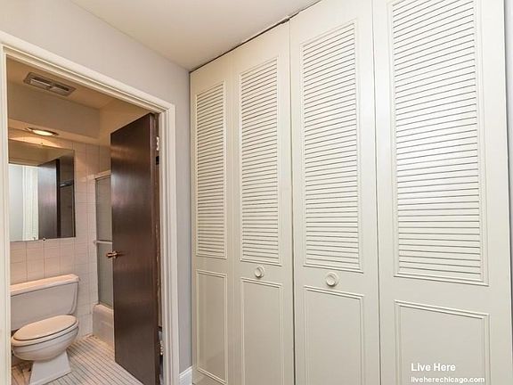 5th image of 450 W Aldine Ave #2F