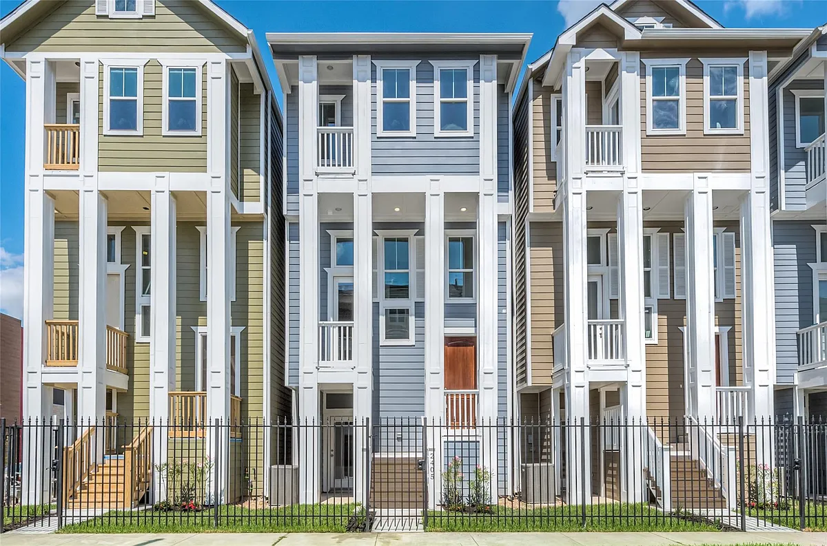 Building Photo - 605 W 24th St