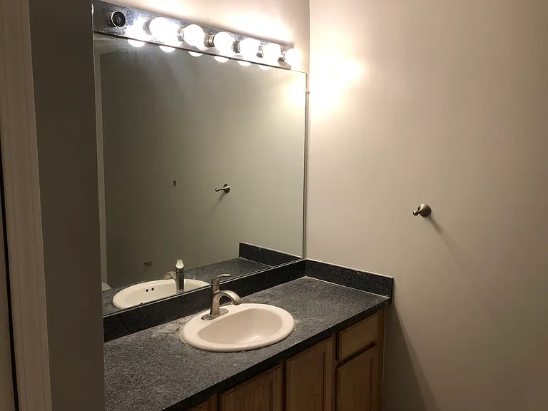 1112 Fountain View Cir — Photo 10