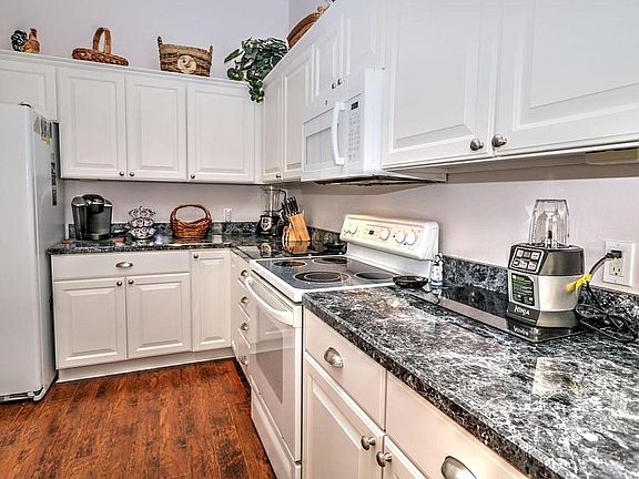 4th image of 1301 Iberia Ct