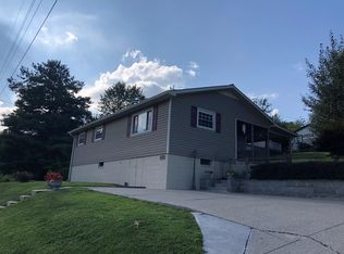 176 9th St, Mount Hope, WV 25880