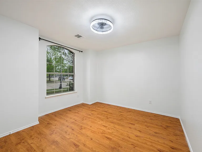 1001 Campbell Dr — Photo 10