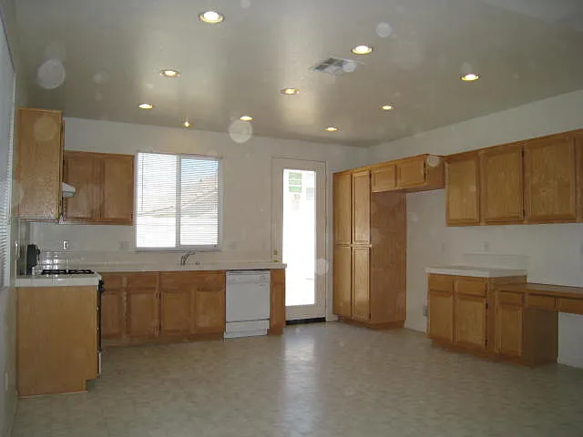 3 bed, 2107 sqft, $2,700 — Photo 3