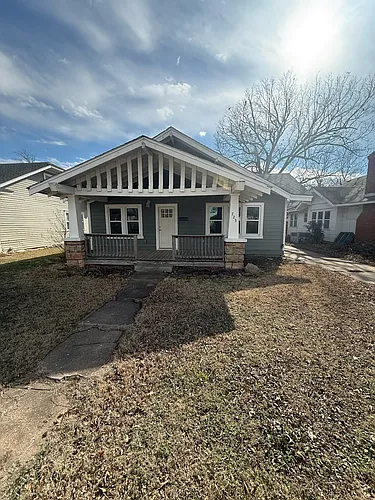 723 E Maple St Photo 1
