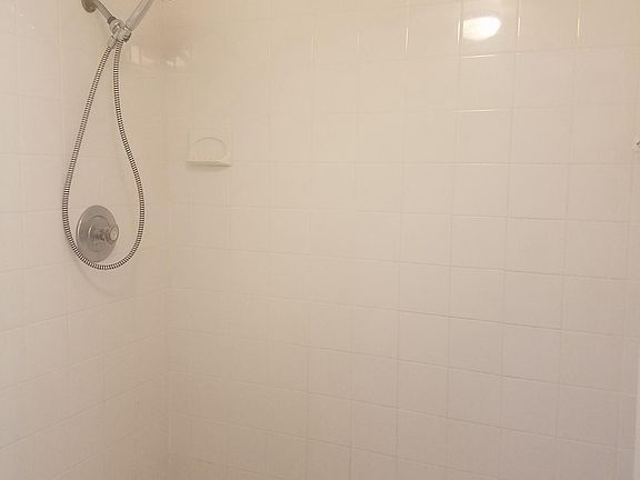 4th image of 2550 S Park Ave APT B