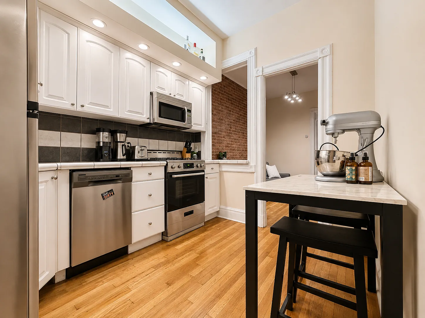 2 bed, 800 sqft, $3,400 — Photo 1
