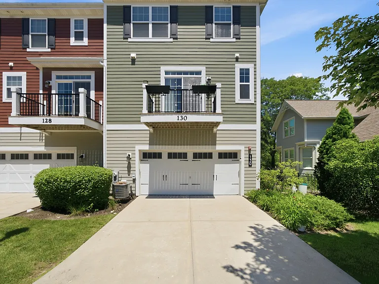 130 Waterbury Cir — Photo 2