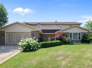 441 Stratford Ln, Willowbrook, IL