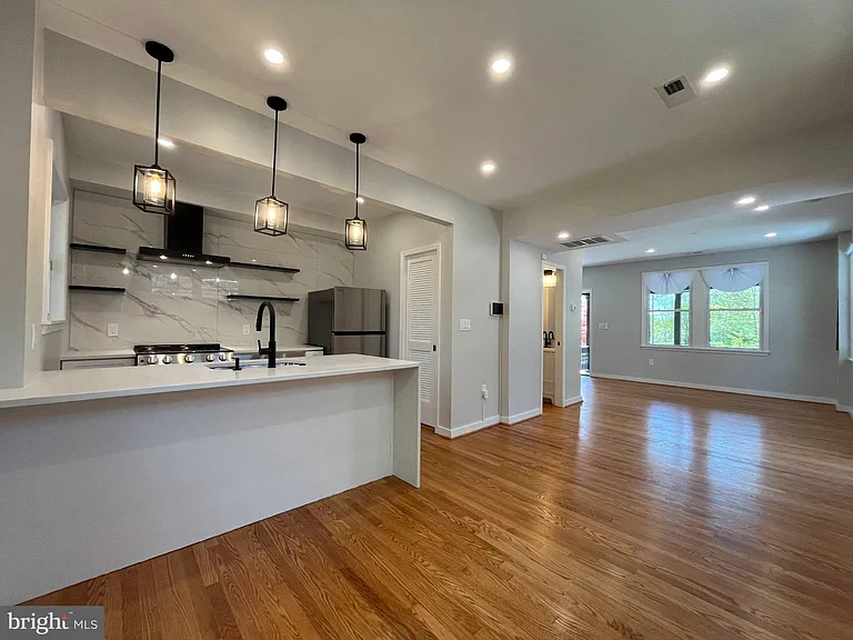 327 Whittier St NW #A — Photo 8