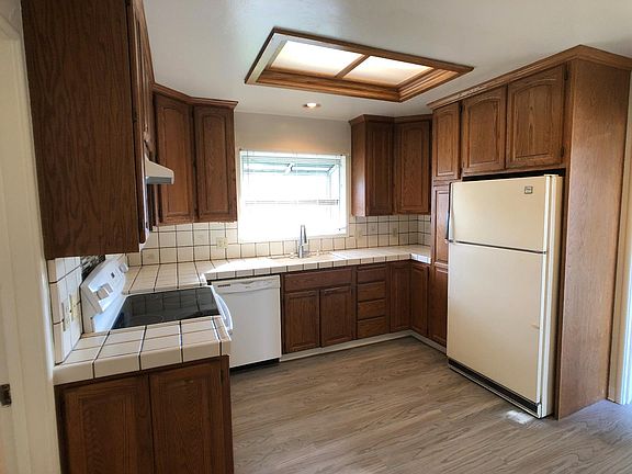 5th image of 986 Elizabeth Dr