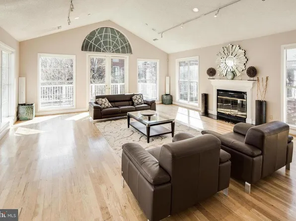 1524 Lincoln Way APT 225, Mc Lean, VA 22102