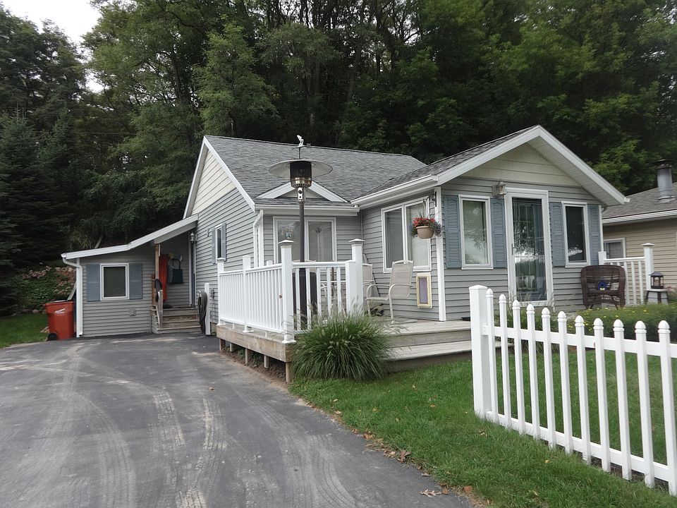 2nd image of 11227 Crooked Lake Rd NE