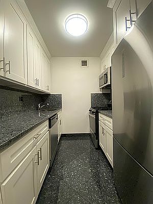 5th image of 30 W 60th St APT 4U