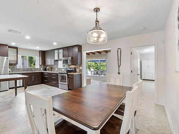 3rd image of 1525 Venetia Ave