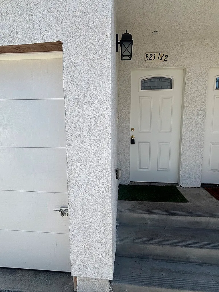 3 bed, 864 sqft, $3,550 — Photo 2