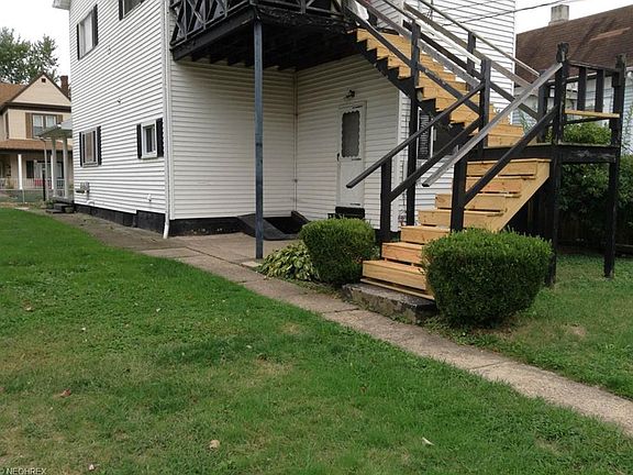 2nd image of 915 Pearl St