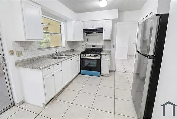 12020 NW 34th Pl — Photo 17