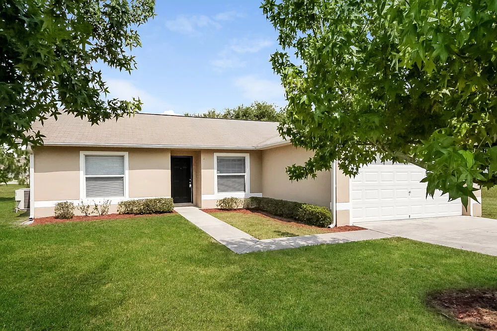 3 bed, 2.0 bath, 1204 sqft, $2,065 — Photo 1