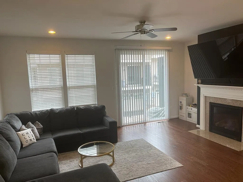 3 bed, 3.5 bath, 2039 sqft, $2,900 — Photo 4