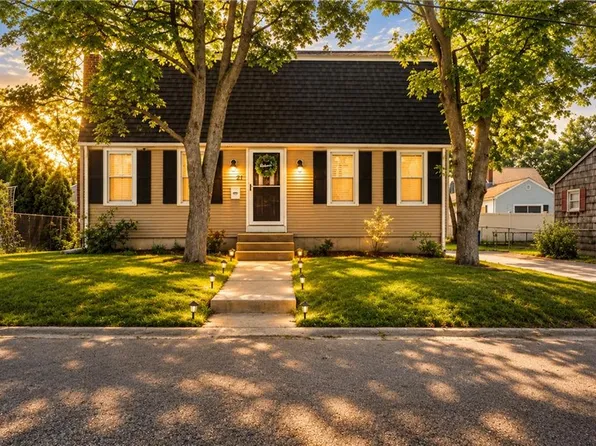 21 Bailey St, Rumford, RI 02916